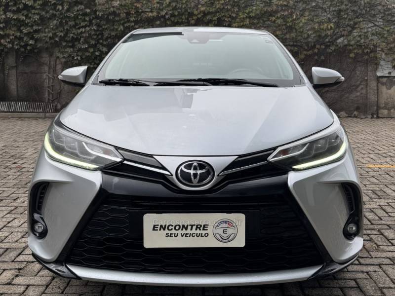 TOYOTA - YARIS - 2022/2023 - Prata - R$ 99.900,00