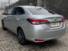 TOYOTA - YARIS - 2022/2023 - Prata - R$ 99.900,00