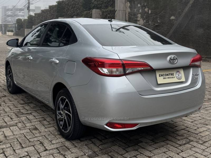 TOYOTA - YARIS - 2022/2023 - Prata - R$ 99.900,00