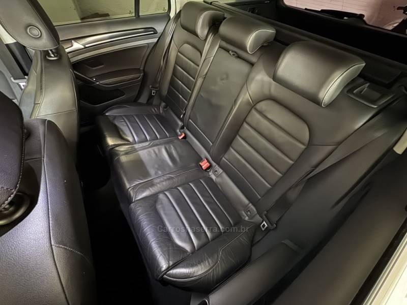 VOLKSWAGEN - GOLF - 2015/2016 - Branca - R$ 91.900,00
