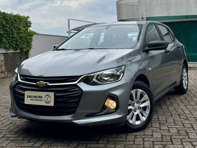 CHEVROLET - ONIX - 2023/2024 - Prata - R$ 85.900,00