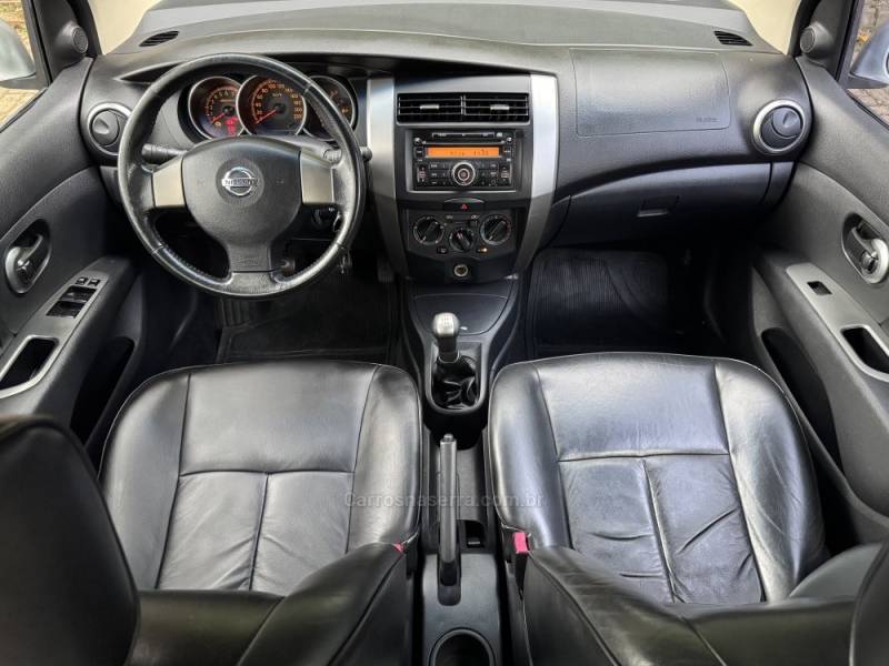 NISSAN - LIVINA - 2010/2011 - Prata - R$ 33.900,00