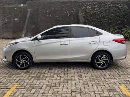 TOYOTA - YARIS - 2022/2023 - Prata - R$ 99.900,00
