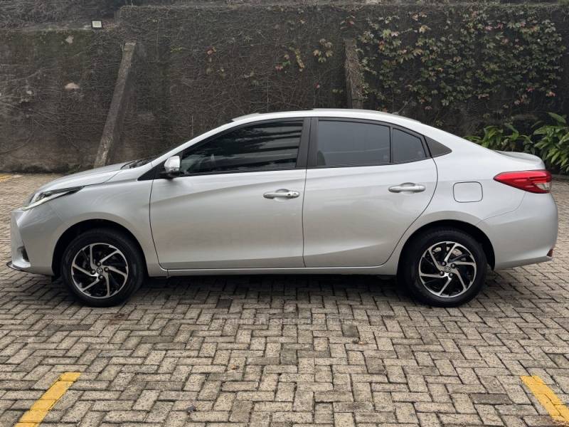 TOYOTA - YARIS - 2022/2023 - Prata - R$ 99.900,00