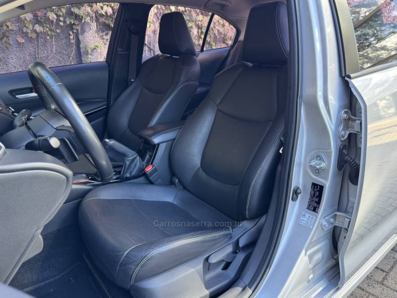 TOYOTA - COROLLA - 2022/2023 - Prata - R$ 135.000,00
