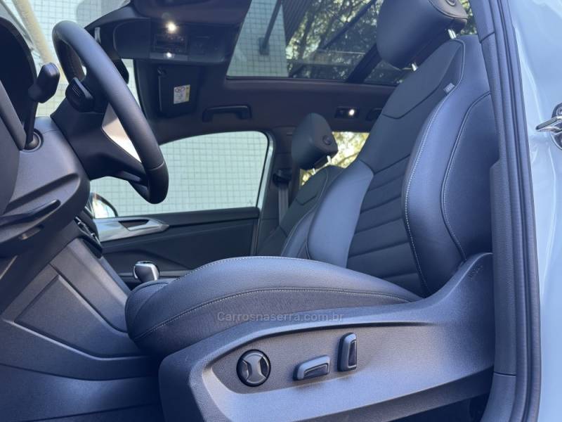 VOLKSWAGEN - TAOS - 2024/2024 - Branca - R$ 185.900,00