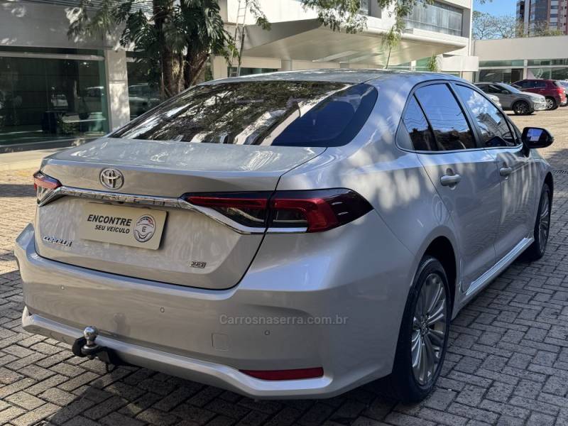 TOYOTA - COROLLA - 2022/2023 - Prata - R$ 135.000,00