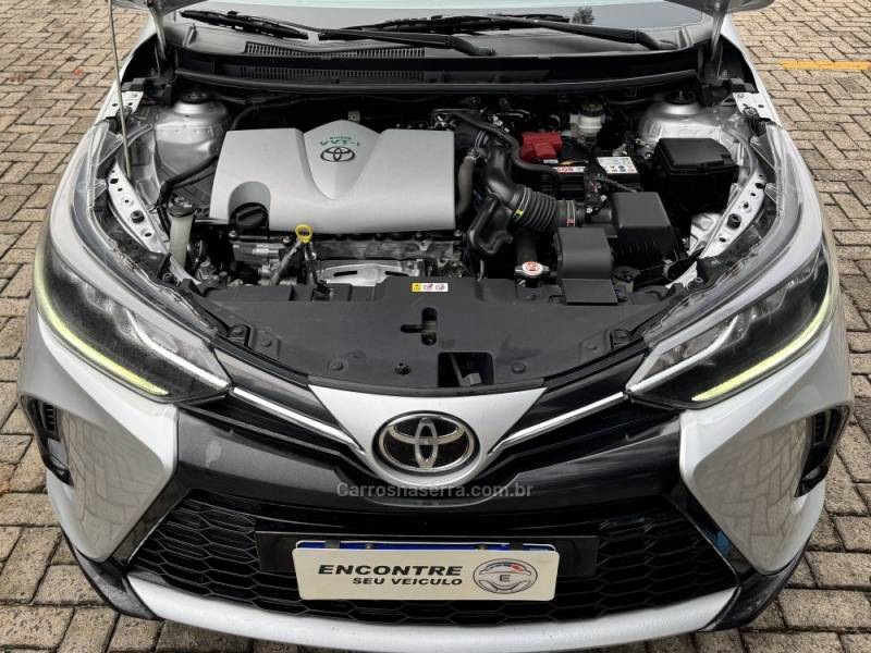 TOYOTA - YARIS - 2022/2023 - Prata - R$ 99.900,00