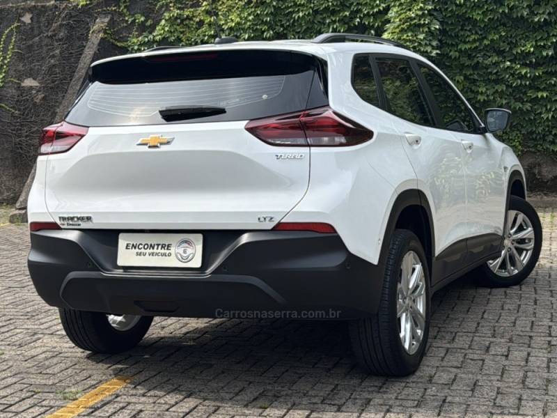 CHEVROLET - TRACKER - 2023/2024 - Branca - R$ 114.900,00