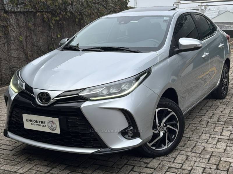 TOYOTA - YARIS - 2022/2023 - Prata - R$ 99.900,00