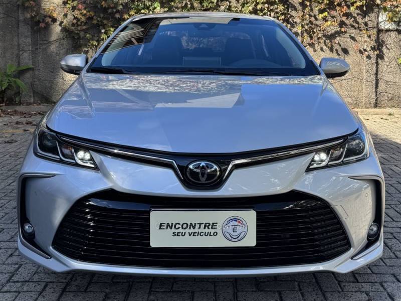 TOYOTA - COROLLA - 2022/2023 - Prata - R$ 135.000,00
