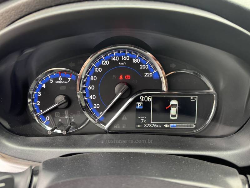 TOYOTA - YARIS - 2022/2023 - Prata - R$ 99.900,00