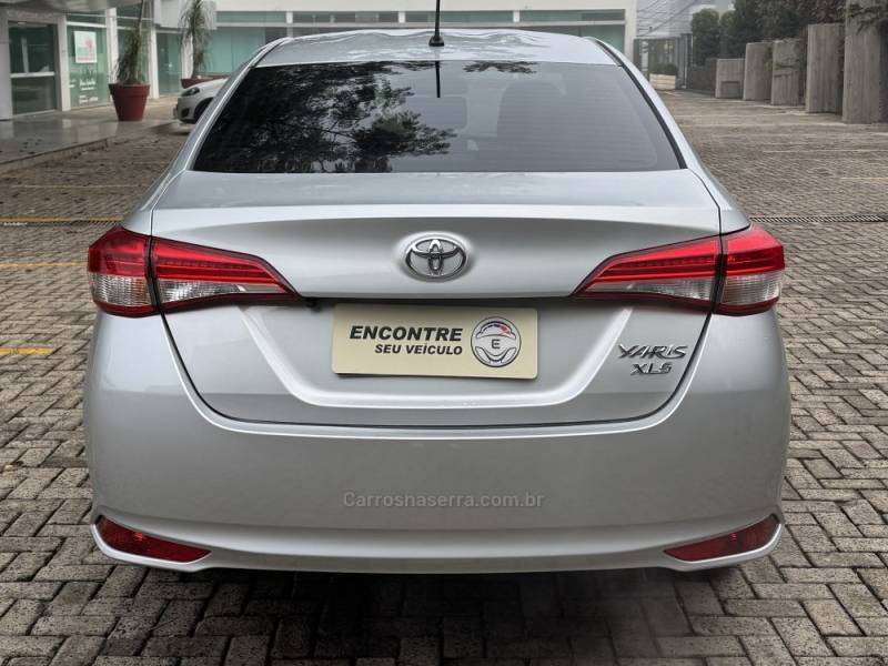 TOYOTA - YARIS - 2022/2023 - Prata - R$ 99.900,00
