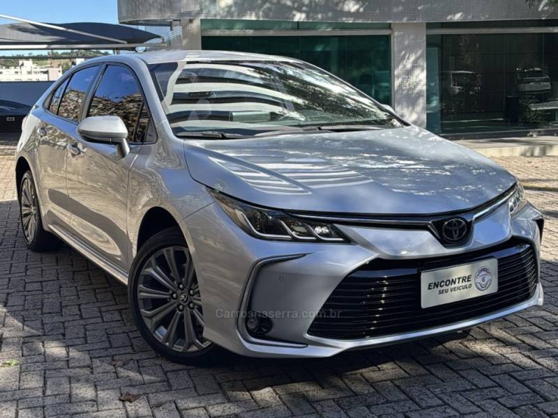 TOYOTA - COROLLA - 2022/2023 - Prata - R$ 135.000,00