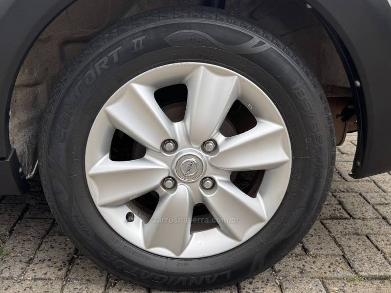 NISSAN - LIVINA - 2010/2011 - Prata - R$ 33.900,00