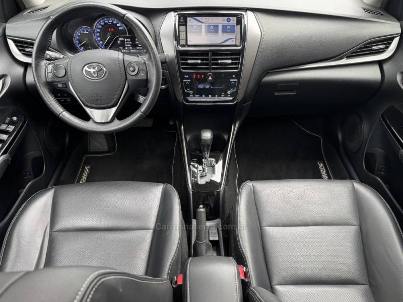 TOYOTA - YARIS - 2022/2023 - Prata - R$ 99.900,00