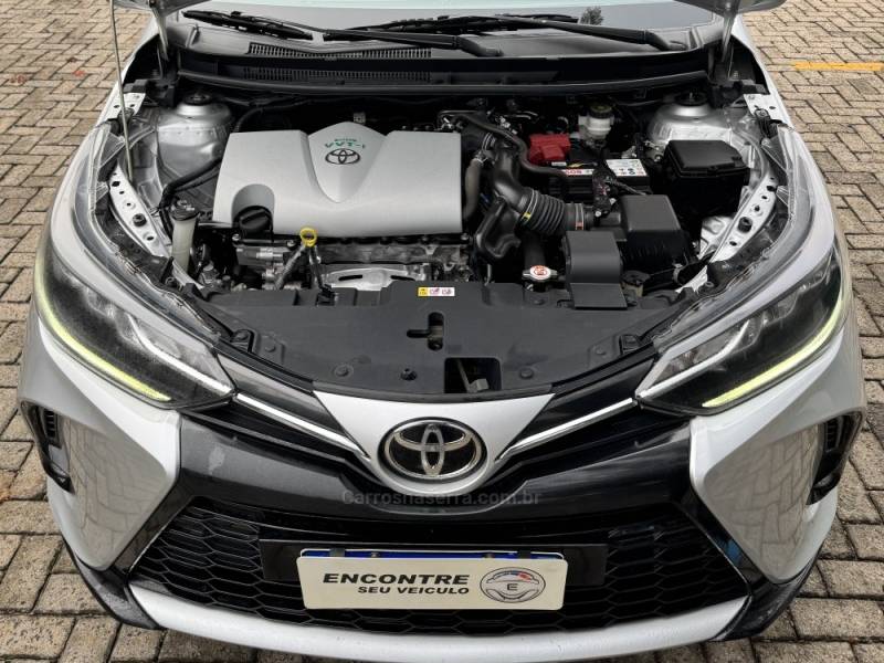 TOYOTA - YARIS - 2022/2023 - Prata - R$ 99.900,00