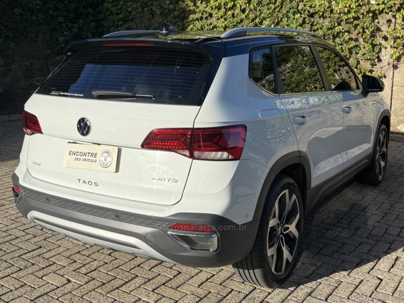 VOLKSWAGEN - TAOS - 2024/2024 - Branca - R$ 185.900,00
