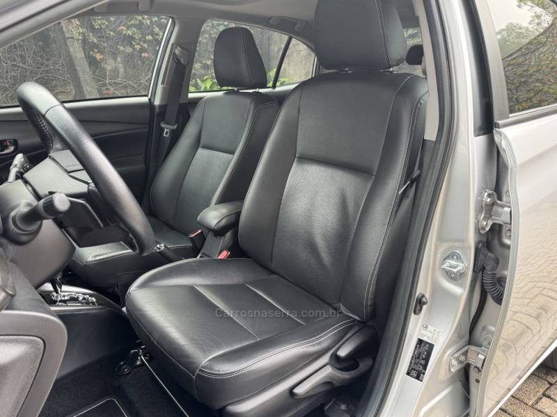 TOYOTA - YARIS - 2022/2023 - Prata - R$ 99.900,00