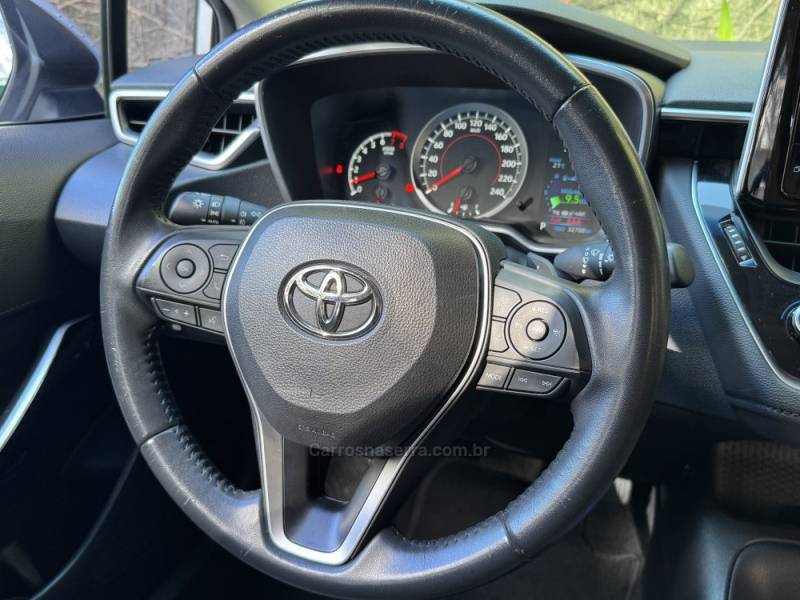 TOYOTA - COROLLA - 2022/2023 - Prata - R$ 135.000,00
