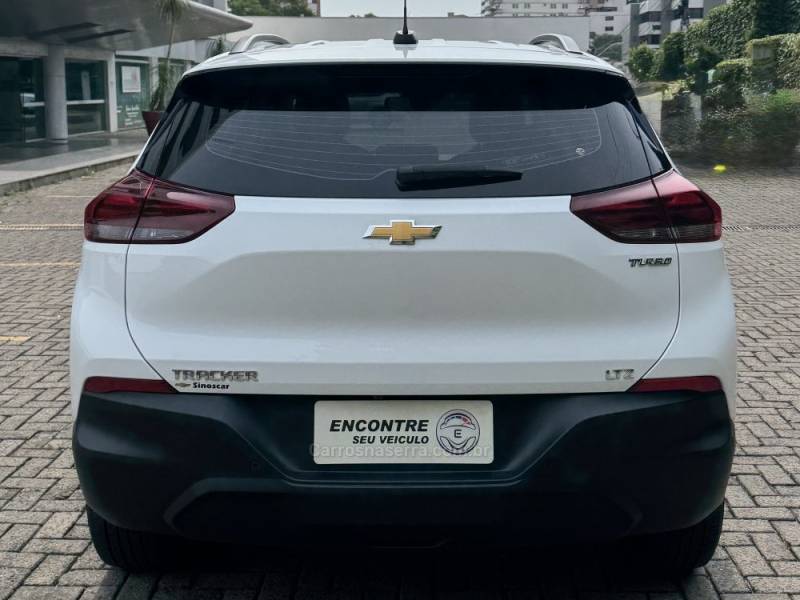 CHEVROLET - TRACKER - 2023/2024 - Branca - R$ 114.900,00