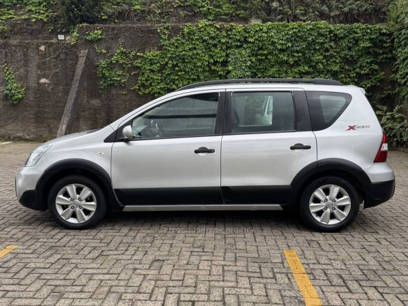 NISSAN - LIVINA - 2010/2011 - Prata - R$ 33.900,00