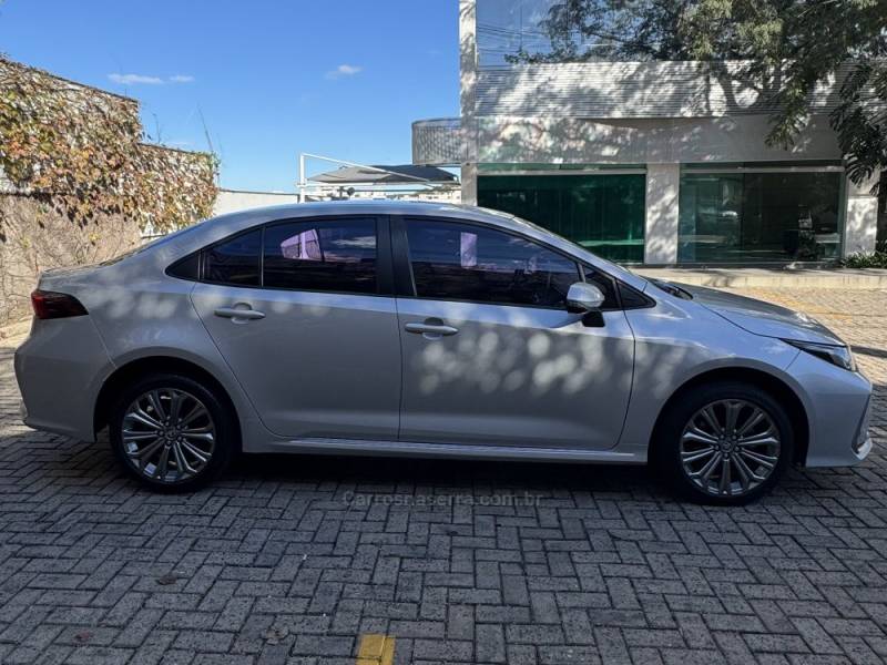 TOYOTA - COROLLA - 2022/2023 - Prata - R$ 135.000,00