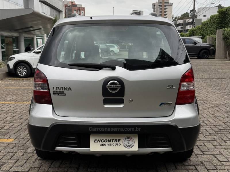 NISSAN - LIVINA - 2010/2011 - Prata - R$ 33.900,00