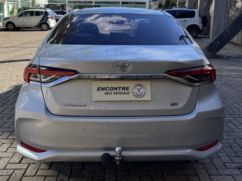 TOYOTA - COROLLA - 2022/2023 - Prata - R$ 135.000,00