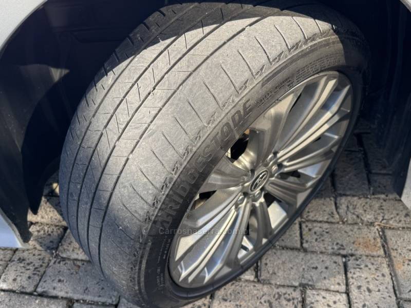 TOYOTA - COROLLA - 2022/2023 - Prata - R$ 135.000,00