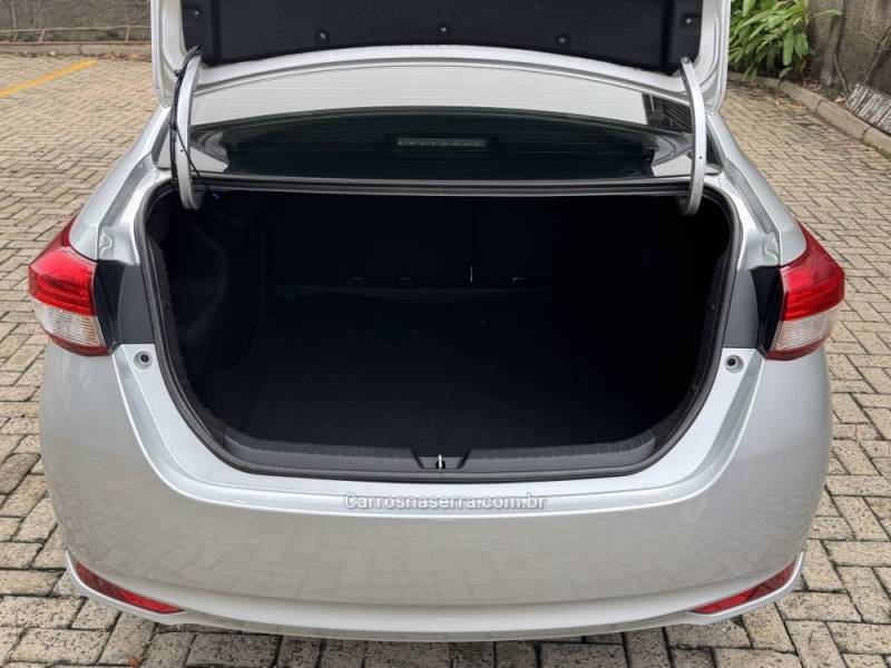 TOYOTA - YARIS - 2022/2023 - Prata - R$ 99.900,00