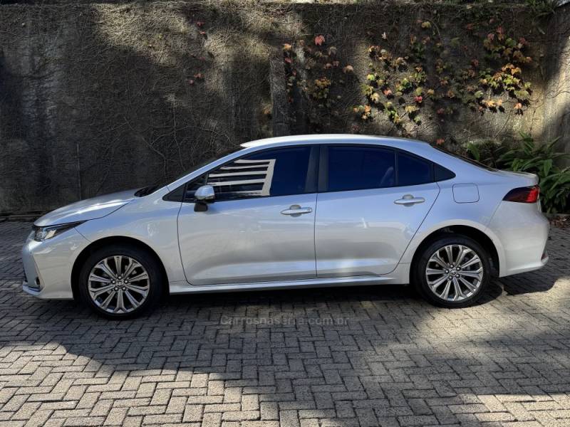 TOYOTA - COROLLA - 2022/2023 - Prata - R$ 135.000,00