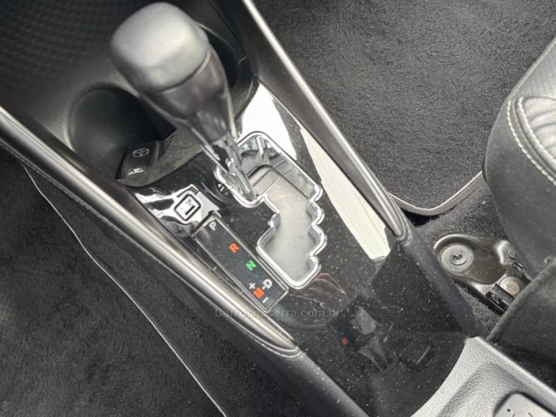 TOYOTA - YARIS - 2022/2023 - Prata - R$ 99.900,00