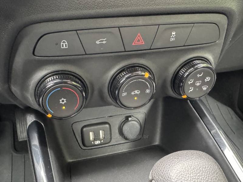 CHEVROLET - ONIX - 2023/2024 - Prata - R$ 85.900,00