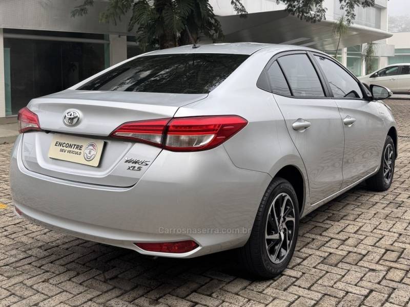 TOYOTA - YARIS - 2022/2023 - Prata - R$ 99.900,00