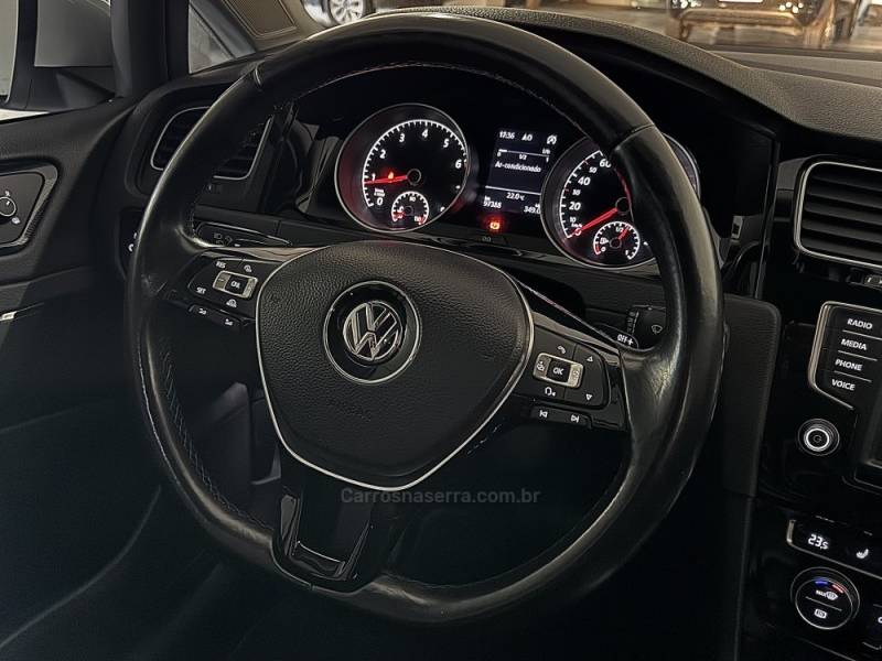 VOLKSWAGEN - GOLF - 2015/2016 - Branca - R$ 91.900,00