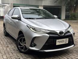 TOYOTA - YARIS - 2022/2023 - Prata - R$ 99.900,00