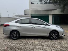 TOYOTA - YARIS - 2022/2023 - Prata - R$ 99.900,00