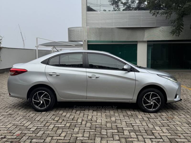 TOYOTA - YARIS - 2022/2023 - Prata - R$ 99.900,00