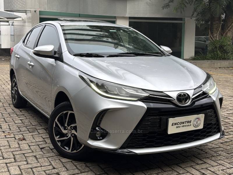 TOYOTA - YARIS - 2022/2023 - Prata - R$ 99.900,00