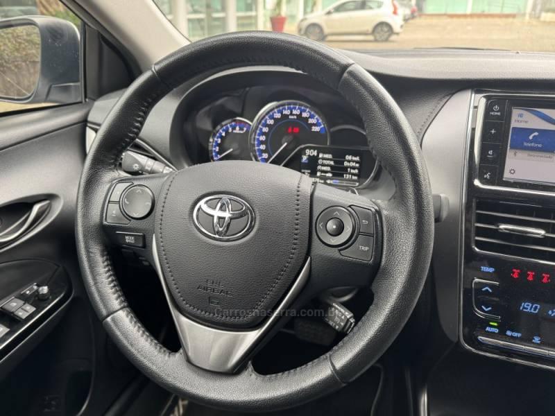 TOYOTA - YARIS - 2022/2023 - Prata - R$ 99.900,00