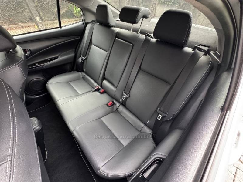 TOYOTA - YARIS - 2022/2023 - Prata - R$ 99.900,00