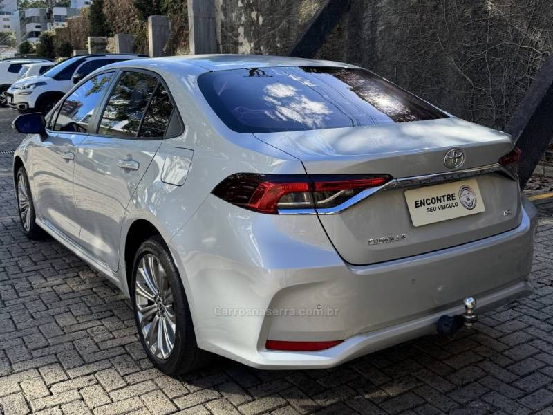 TOYOTA - COROLLA - 2022/2023 - Prata - R$ 135.000,00